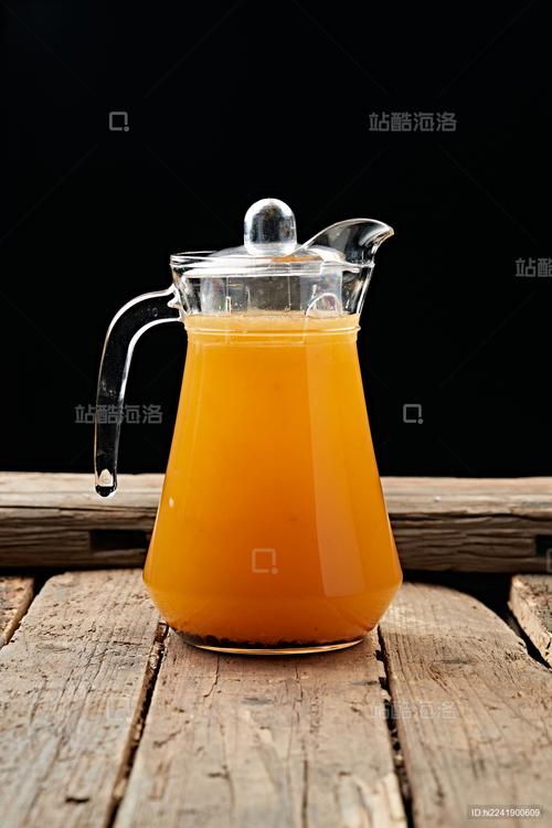 玻璃器皿装的鲜榨果蔬汁